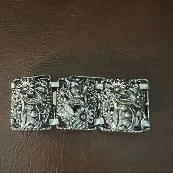 Vintage Sarah Coventry Antique Floral Silver Tone Bracelet, Signed - Picture 4 of 12